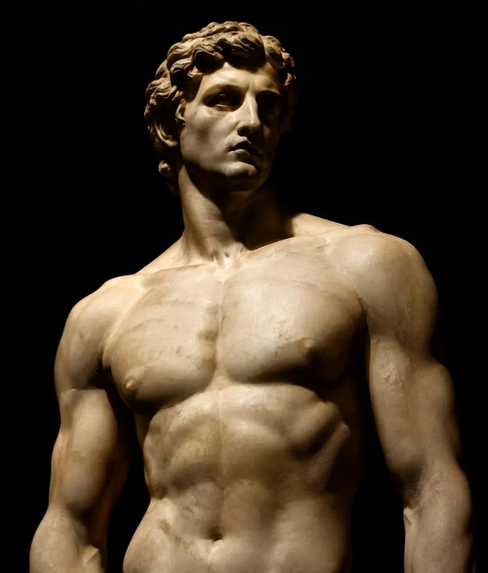 Escultura greco-romana de mármore de um torso masculino atlético