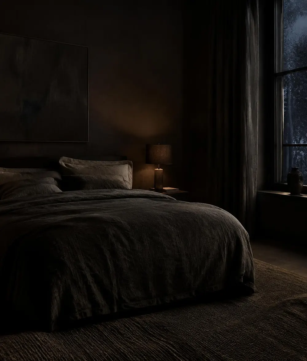 Quarto escuro e silencioso à noite com luz suave